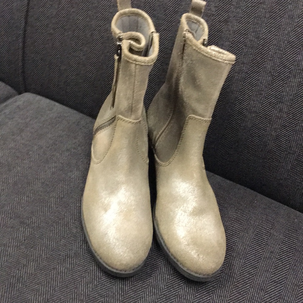 Clark’s Booties Beige/ Gold tone 7 1/2 New no box